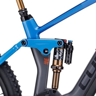 Detail komponentov CUBE Stereo Hybrid 140 HPC Actionteam 750 – odpruženie, brzdy a trailová výbava